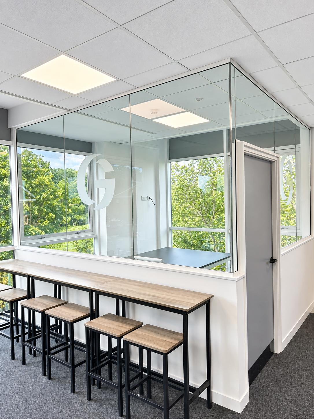 office-fit-out-breakout-bar-seating-glazed-office-glanua